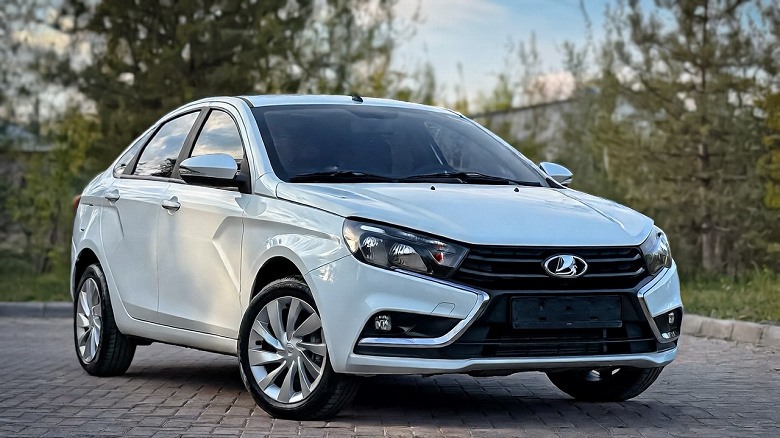 Продажи Lada упали сильнее ожиданий: АвтоВАЗ урезал план, но и его выполнить сложно